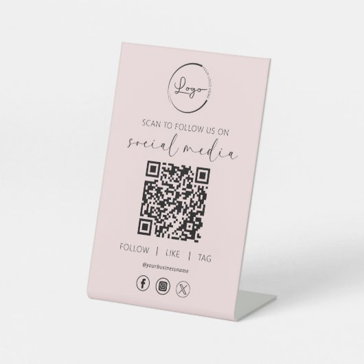 Pink QR Code Scan, um uns im sozialen Netzwerk zu  Sockelschild (Vorderseite)