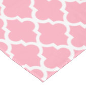 Pink Quatrefoil Fliesen Muster Tischdecke (Schrägansicht)