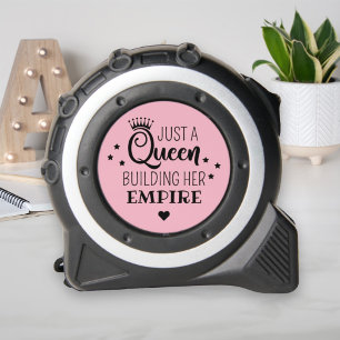 Pink Queen baut ihr Imperium Zitat Maßband