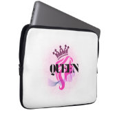 Pink Queen Crown Design – Confident Feminine Power Laptopschutzhülle (Vorne Rechts)