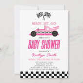 Pink Race Car Checkered Race Flag Babydusche Einladung (Vorderseite)
