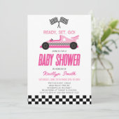 Pink Race Car Checkered Race Flag Babydusche Einladung (Stehend Vorderseite)