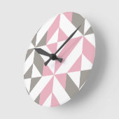 Pink Raspberry and Silver Geometric ZigZag Runde Wanduhr (Winkel)