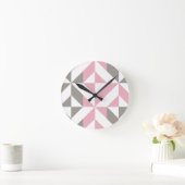 Pink Raspberry and Silver Geometric ZigZag Runde Wanduhr (Zuhause)