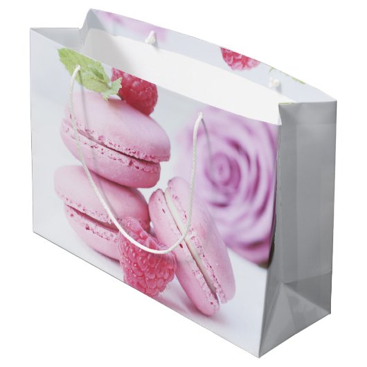 Pink Raspberry Macarons French Pastry Birthday Große Geschenktüte (Rückseite Schrägansicht)