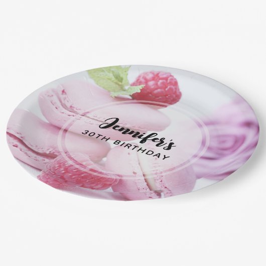 Pink Raspberry Macarons French Pastry Birthday Pappteller (Schrägansicht)