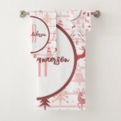 PINK REINDEER & CHRISTMAS BÄUME CUSTOM MONOGRAM BADHANDTUCH SET (Insitu)
