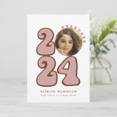 Pink Retro Groovy Fun Script Wildblume Abschluss Einladung (Stehend Vorderseite)