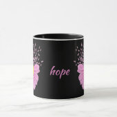 Pink Ribbon Daisy auf schwarz Tasse (Zentrum)