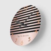 Pink Rose Gold Stripes Black Monogram Runde Wanduhr (Winkel)