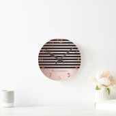 Pink Rose Gold Stripes Black Monogram Runde Wanduhr (Zuhause)