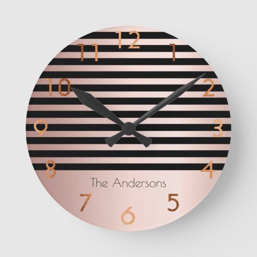 Pink Rose Gold Stripes Black Monogram Runde Wanduhr (Vorderseite)