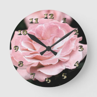 Pink Rose in Full Bloom Runde Wanduhr