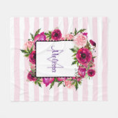 Pink Rose & Poppy Blumenstrauß auf rosa Streifen Fleecedecke (Vorderseite (Horizontal))