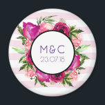 Pink Rose & Poppy Bouquet Hochzeitstag Magnet<br><div class="desc">Ein Hochzeitdatentmagnet,  der mit den Initialen des Paares personalisiert ist. Die Einrichtung besteht aus einem Blumenstrauß,  das aus hellrosa Rose und dunkelrosa Pappeln mit vielen grünen Blätter besteht. Ein überlagerter Rahmen,  um den eigenen Text hinein zu setzen. Der Hintergrund ist ein weiches pastellrosa gestreiftes Muster.</div>