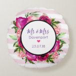 Pink Rose & Poppy Floral Bouquet Mr & Mrs Wedding Rundes Kissen<br><div class="desc">Ein runder Gedenkkissen für die Hochzeit. Im Text steht Mr. & Mrs. mit Ihrem personalisierten Familiennamen und Hochzeitstag, mit einem kleinen rosa Herz. Die Rückseite hat den Monogramm-Brief Ihres Familiennamen. Die Einrichtung besteht aus einem Blumenstrauß, das aus hellrosa Rose und dunkelrosa Pappeln mit vielen grünen Blätter besteht. Ein überlagerter Rahmen,...</div>