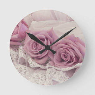 Pink Roses And Lace Still Life Runde Wanduhr