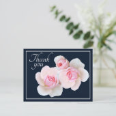 Pink Roses Navy Hintergrund Danke Postkarte (Stehend Vorderseite)