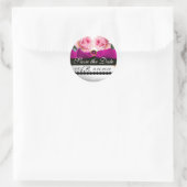 PINK ROSES UND FUCHSIA RIBBON MONOGRAMM RUNDER AUFKLEBER (Tasche)