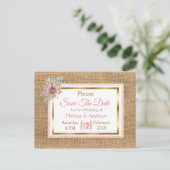PInk Rustic Burlap Floral Wedding Save the Date Ankündigungspostkarte (Stehend Vorderseite)