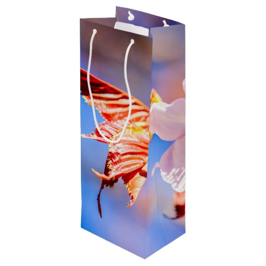 Pink Sakura Blume Blue Sky Geschenktüte Für Weinflaschen (Rückseite Schrägansicht)