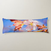 Pink Sakura Blume Blue Sky Seitenschläferkissen (Rückseite)