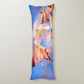 Pink Sakura Blume Blue Sky Seitenschläferkissen (Rückseite (Vertikal))