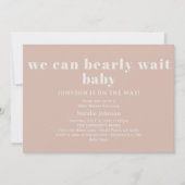 Pink Sandstone Typography Bearly Wait Baby Shower Einladung (Vorderseite)