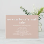 Pink Sandstone Typography Bearly Wait Baby Shower Einladung (Stehend Vorderseite)