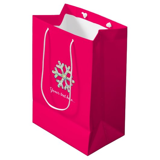 Pink-Schneeflocke-Rosa-Weihnachten Mittlere Geschenktüte (Vorderseite Schrägansicht)