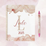 Pink Schöne Wasserfarbe Personalisiert täglich Planer<br><div class="desc">Behalt deine Tage mit diesem wunderschönen Aquarell personalisierten Tagesplaner. Fügen Sie der Vorderseite den Namen und die erste Auswahl hinzu. Koordinieren Sie Ihren Planer mit anderen Produkten in der Sammlung. Stifte,  stationäre Stifte und mehr sind in drei verschiedenen Farben erhältlich: Grau,  Grün und Rosa.</div>