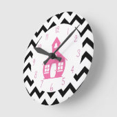 Pink Schoolhouse + Black Chevron Teacher Runde Wanduhr (Winkel)