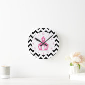 Pink Schoolhouse + Black Chevron Teacher Runde Wanduhr (Zuhause)