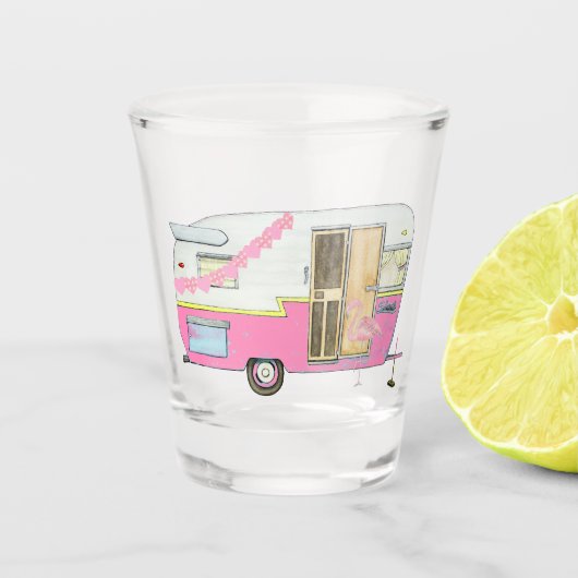 Pink She Shirt Camper Trailer Schnapsglas (Vorderseite)