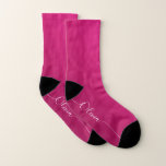 Pink Shimmer White Elegant Calligrafy Script Name Socken<br><div class="desc">Pink Shimmer White Elegant Calligraphy Script Custom Personalisiert Add Your Own Name Monogram Socks verfügt über ein modernes, trendiges und dennoch einfaches Design mit Ihrem personalisierten Namen oder Initialen in eleganter handgeschriebener Kalligraphieskripttypografie auf einem metallisch rosa Shimmer Hintergrund. Perfektes Geschenk zum Geburtstag, Weihnachten, Hochzeit, süße 16, Brautparty oder Babydusche. Entworfen...</div>