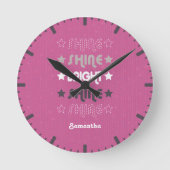 Pink Shine. Shine. Hell. Shine. Shine. Runde Wanduhr (Vorderseite)