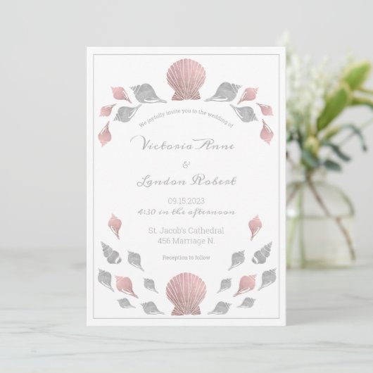 Pink Silver Metallic Seashells Beach Wedding Einladung (Stehend Vorderseite)