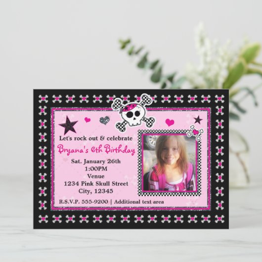 Pink Skull & Crossbones Herz Foto Einladung (Stehend Vorderseite)