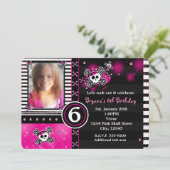 Pink Skull & Crossbones Herz Foto Einladung (Stehend Vorderseite)