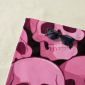Pink Skull Pattern – Bold Gothic Design Strandtuch (Beispiel)