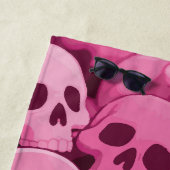 Pink Skull Pattern – Bold Pop Gothic Art Strandtuch (Beispiel)