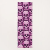 Pink Skull Pattern – Bold Repeating Design Yogamatte (Rückseite)