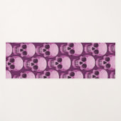 Pink Skull Pattern – Bold Repeating Design Yogamatte (Vorderseite (Horizontal))