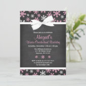 Pink Snowflakes Winter Onederland Chalkboard Bow Einladung (Stehend Vorderseite)