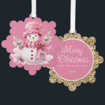 Pink Snowman Gold Frohe Weihnachtsgrüße Ornament Karte<br><div class="desc">Weihnachtsschmuck/Gruß mit einem niedlichen Schneemann,  der einen rosa Hut und Schal trägt,  Personalisieren Sie den Rücken mit Ihrem Gruß und jedem anderen Text,  den Sie wählen. Kontaktieren Sie mich,  um Hilfe bei Ihren Anpassungen zu erhalten oder um zusätzliche Matching- oder Koordinierungsprodukte anzufordern.</div>