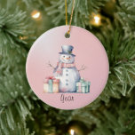 Pink Snowman mit Packungen Keramik Ornament<br><div class="desc">In Rosatönen gefertigt,  ist dieses Design friedlich und beruhigend. Das Jahr ist im Design inbegriffen.</div>