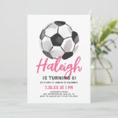 Pink Soccer Girl zum Geburtstag Einladung (Stehend Vorderseite)