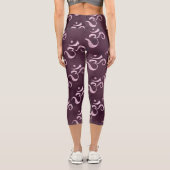 Pink Sparkle Om Scattered Maroon Monochrome Tiedye Capri Leggings (Rückseite)