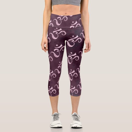 Pink Sparkle Om Scattered Maroon Monochrome Tiedye Capri Leggings (Vorderseite)