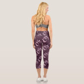 Pink Sparkle Om Scattered Maroon Monochrome Tiedye Capri Leggings (Rückseite)